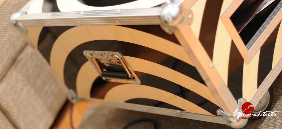 Konferenční stolek ZAKK inspirovaný rockovou hudbou a transportními boxy
