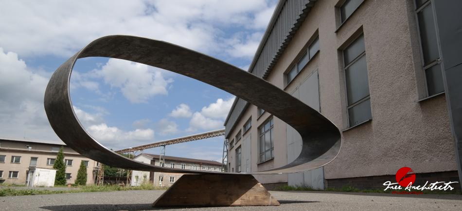 Zenshelf volně stojící knihovna z oceli 2012 inspirovaná kamennými mohylami inukšuk